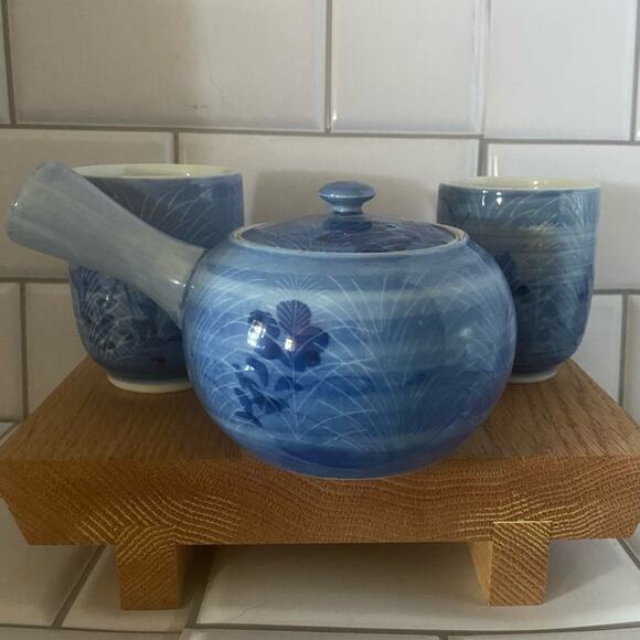 Small Asian Blue Floral White Reeds Single serving teapot two matching cups - Picture 2 of 6